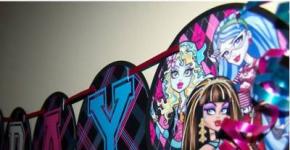 Felicitări în stilul Monster High - carte poștală într-un plic și geantă cadou Ziua de naștere a unei fete în stilul Monster High